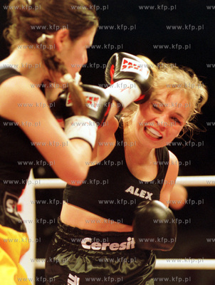 Niemka Regina Halmilch (P) pokonala przed czasem Rumunke...