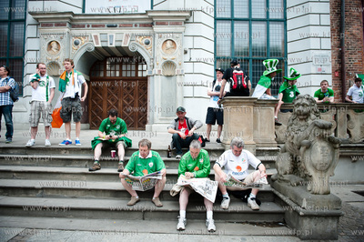 Gdansk. Ulica Dluga. Tlumy kibicow z Hiszpanii i Irlandi...