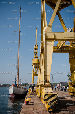 Gdansk. Stocznia Remontowa. Operacja stawiania pierwszego...