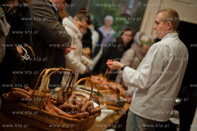 Gdansk. Oliwa. Dom Zarazy. Bazar nisko przetworzonej...
