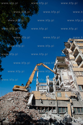 Gdynia. Wyburzanie jednego z budynkuw Dalmoru przy...