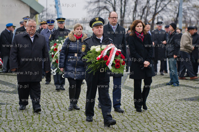 Gdansk. Wrzeszcz. Uroczyste zlozenia kwiatow pod pomnikiem...