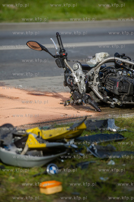 Gdansk. Wypadek drogowy auta i dwoch motocykli na ulicy...
