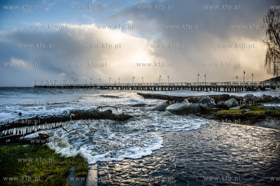 Gdynia. Orłowo. Skutki nocnego sztormu na Bałtyku....