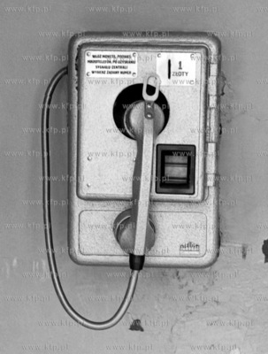 Zniszczony, z wyrwana tarcza automat telefoniczny w...