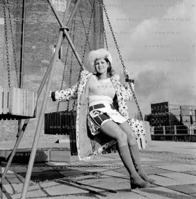 Dziewczyna w futrze pozuje do zdjec na Dlugim Pobrzezu,...