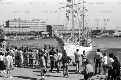 Gdynia, basen Prezydenta. Powrot z rejsu zaglowca Zawisza...