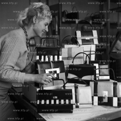 Kolekcja torebek damskich wykonanych w stylu op-art...