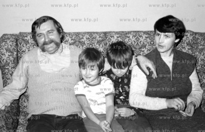 Lech Walesa - pierwszy dzien po opuszczniu "internatu"....