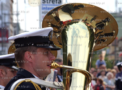 Zlozenie kwiatow i wiencow na plycie Marynarza Polskiego...