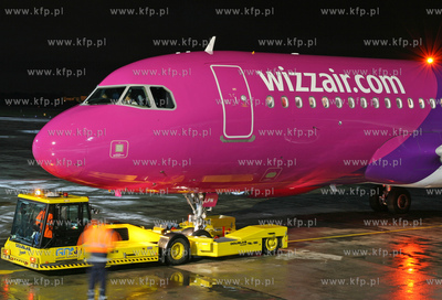 Gdansk, Rebiechowo. Nz.Airbus A320-232 linii WIZZ AIR
REG.HA-LPN
22.01.2008
fot....