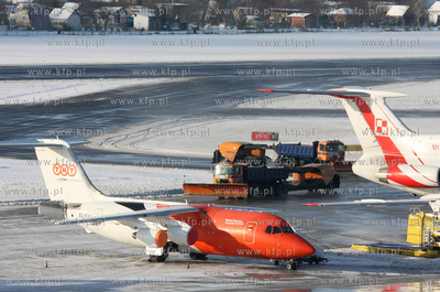 Gdansk, Rebiechowo. Zima na lotnisku. Nz. Plyta postojowa...