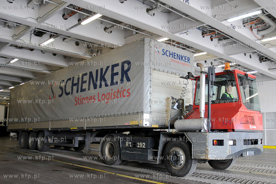 Gdynia. Do nabrzeza w Baltyckim Terminalu Kontenerowym...