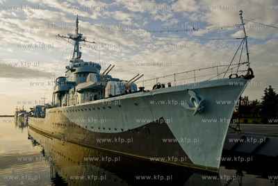 Historyczny niszczyciel ORP Blyskawica zacumowany w...