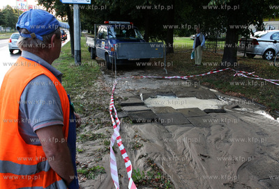Awaria wodociagu wody pitnej na ul. Kartuskiej w Gdansku....