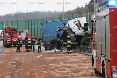 Gdynia. Z niewyjasnionych przyczyn samochod ciezarowy...