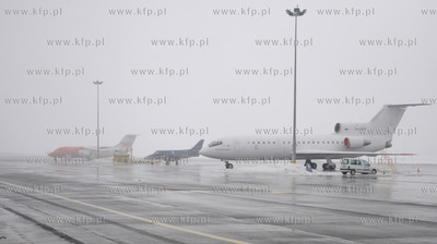 Mgla na zasniezonym lotnisku w Gdansku rebiechowie.
Nz....