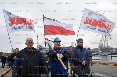 Stoczniowcy ze Stoczni Gdanskiej w holdzie tragicznie...