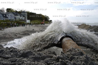 W Ustce rozpoczela sie odbudowa wschodniej plazy, tak...