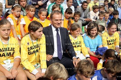 Premier Donald Tusk kibicowal mlodym pilkarzom podczas...