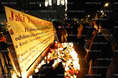 Warszawa. Pol roku po katastrofie w Smolensku pod Palacem...