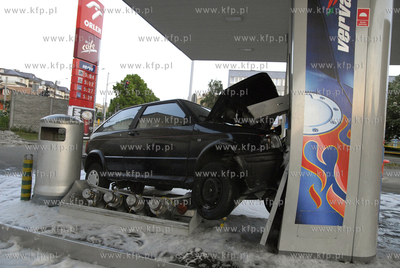 Slupsk. Seat Ibiza uderzyl w dystrybutor na stacji...