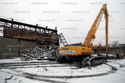 Rozbiorka strawionej pozarem hali produkcyjnej firmy...