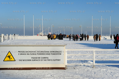 Sopot. Mrozna niedziela na plazy i molo w Sopocie....