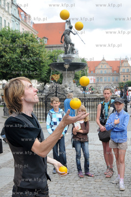 Pokaz zonglerki artystycznej w wykonaniu Krzysztofa...