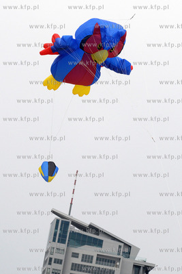 Przepiekne latawce wielkie i mniejsze krolowaly na...