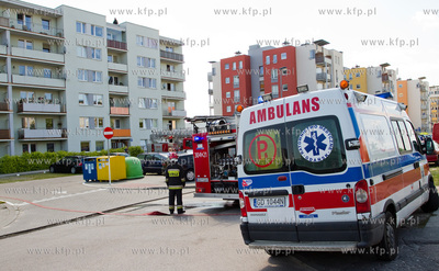 Gdansk-Chelm, pozar dachu bloku mieszkalnego przy ulicy...