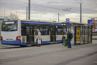 Wyludnione w zwiazku z zagrozeniem koronawirusem ulice...