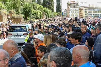 Rzym. Wierni na trasie konduktu żałobnego papieża...