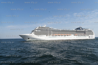 Gdynia. Rejs powitalny pierwszego w tym sezonie statku...