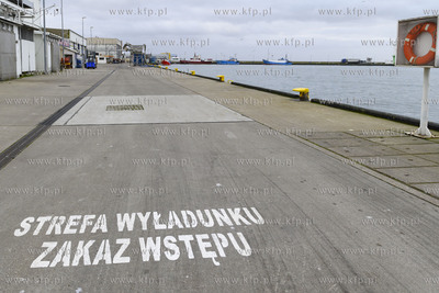 Półwysep helski. Hel. Rozładunek przy nabrzeżu...