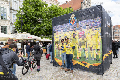 Kibice Manchester United bawią sie na ul. Długi Targ...