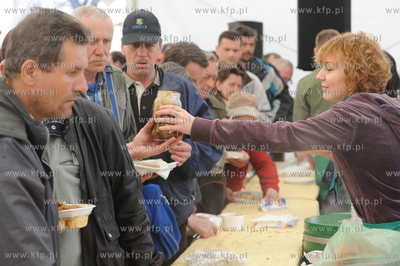 Gdansk, Targ Weglowy. Sniadanie wielkanocne dla ubogich...