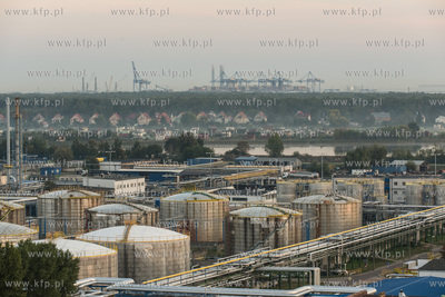 Rafineria Grupy Lotos, w tle terminal kontenerowy DCT....