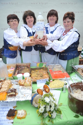 Pomorskie Swieto Produktu Tradycyjnego w Gdansku obok...