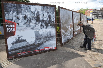 Gdansk. Wystawa na Placu Solidarnosci pt. Odyseja ku...