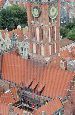 Montaz konstrukcji dachu nad dziedzincem Ratusza Glownowmiejskiego...