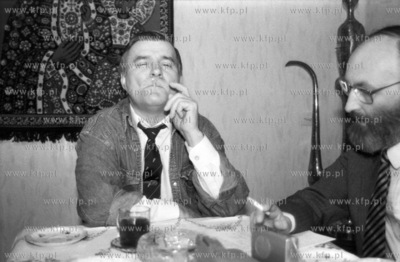 Lech Walesa z papierosem w swoim starym domu na ul....
