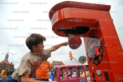 Gdansk. Na Targu Weglowym ustawiono male wesole miasteczko,...