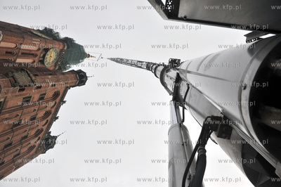 Montaz odrestaurowanego helmu Ratusza Glownego Miasta...