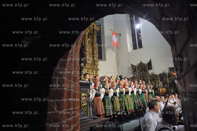 Koncert koled w wykonaniu zespolu Mazowsze w kosciele...