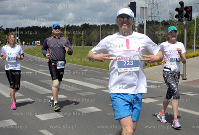 Zawodnicy na trasie I PZU Gdansk Maraton.Skrzyzowanie...