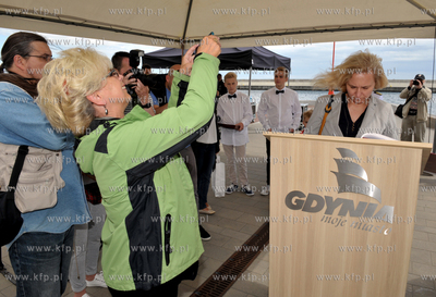 Uroczystosc wmurowania tablicy z wycieczkowcem Mein...