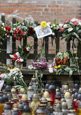 Sopot. Ul.  Armii Krajowej 55. Ludzie skladaja kwiaty...