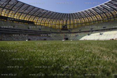 Gdansk. Polozono murawe na plycie boiska stadionu PGE...
