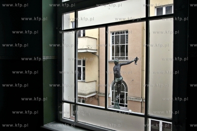 Sopot. Rzezbe rybaka balansujacego nad ul. Bohaterow...